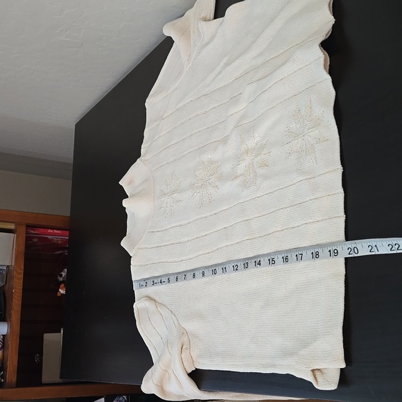 St. JOHN SPORT Cream Sequin Snowflake Sparkles Mock Neckline Size Small - Picture 13 of 13